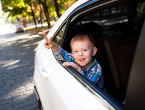Kinder während einer Autofahrt beschäftigen